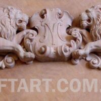 леви над дерев'янними дверима