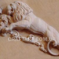 леви над дерев'янними дверима