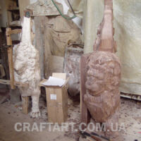 процес різьблення лева