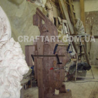 процес різьблення лева