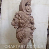 лев на сходи